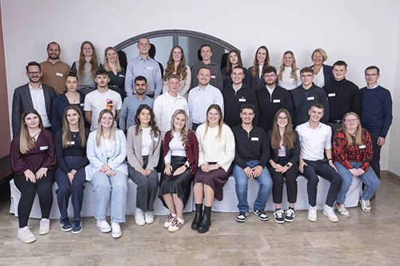 Gruppenbild aller Absolventen aus dem Jahr 2025