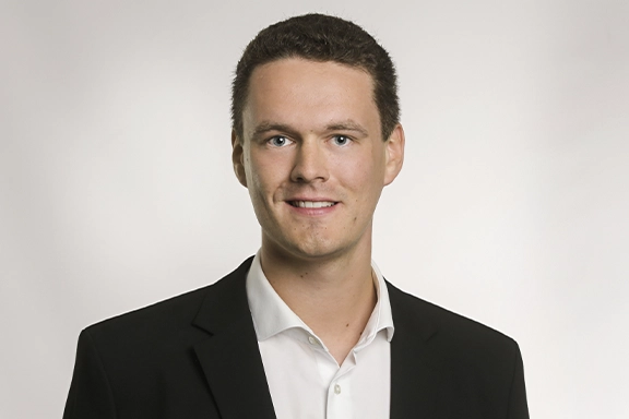 Portraitfoto von Elias Plohmann